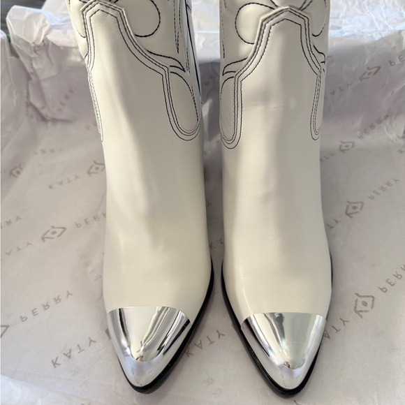 Katy Perry Zaina Western Cowboy White Embroidered Boots.
Size 9.5 - Picture 5 of 5
